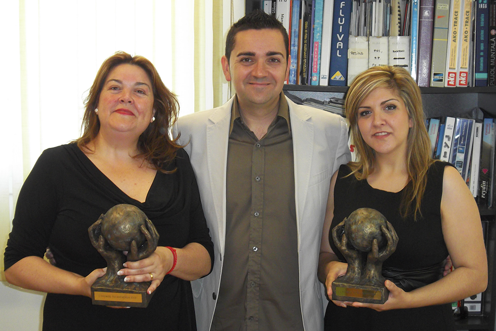 Foto de los 3 hermanos con los 2 premios