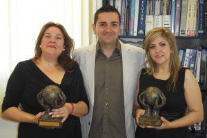 Foto de los 3 hermanos con los 2 premios